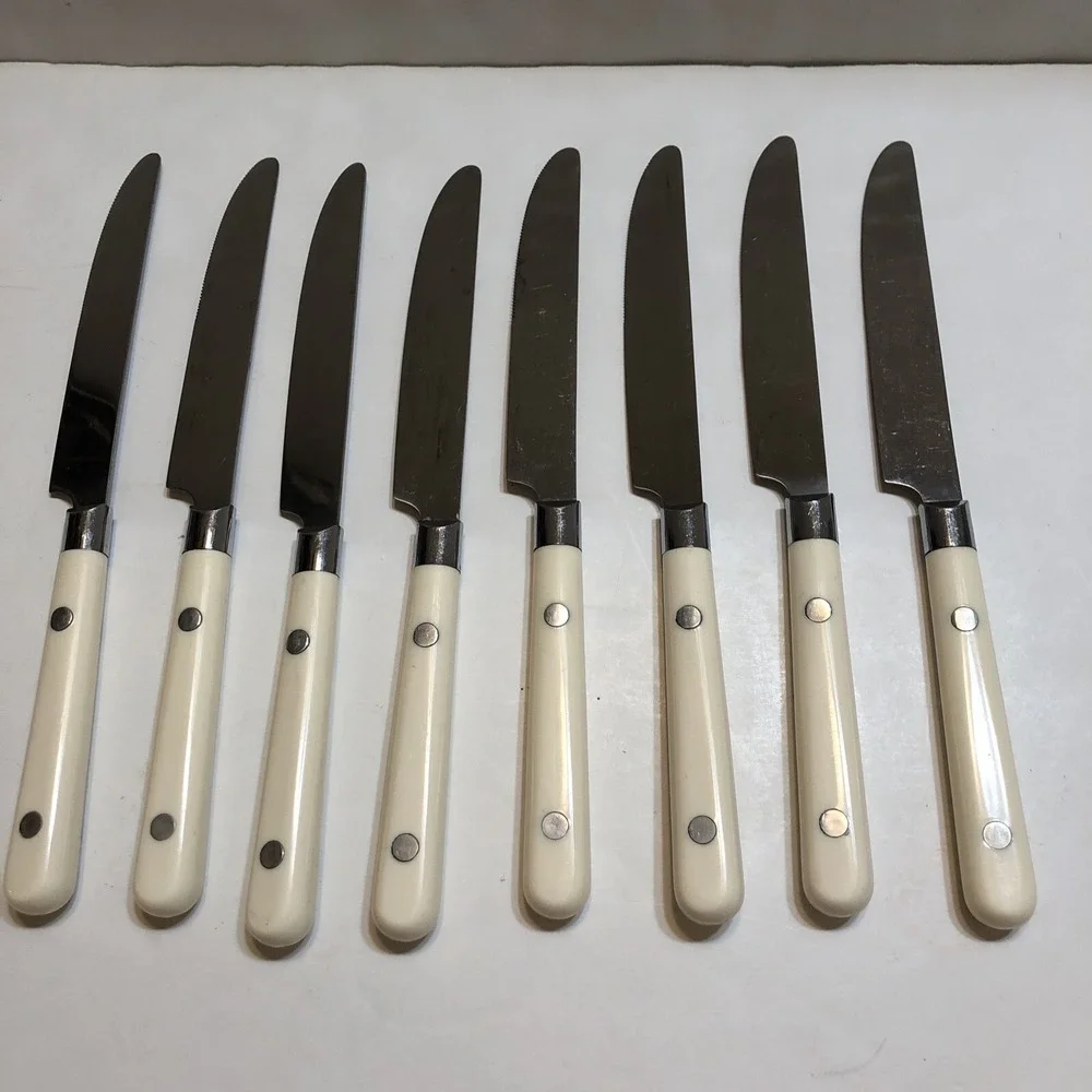 Lot Of 8 Creamy White & Stainless Serrated Dinner Knives  7.75